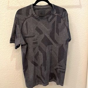 Men’s Lululemon short sleeve geometric tee like new